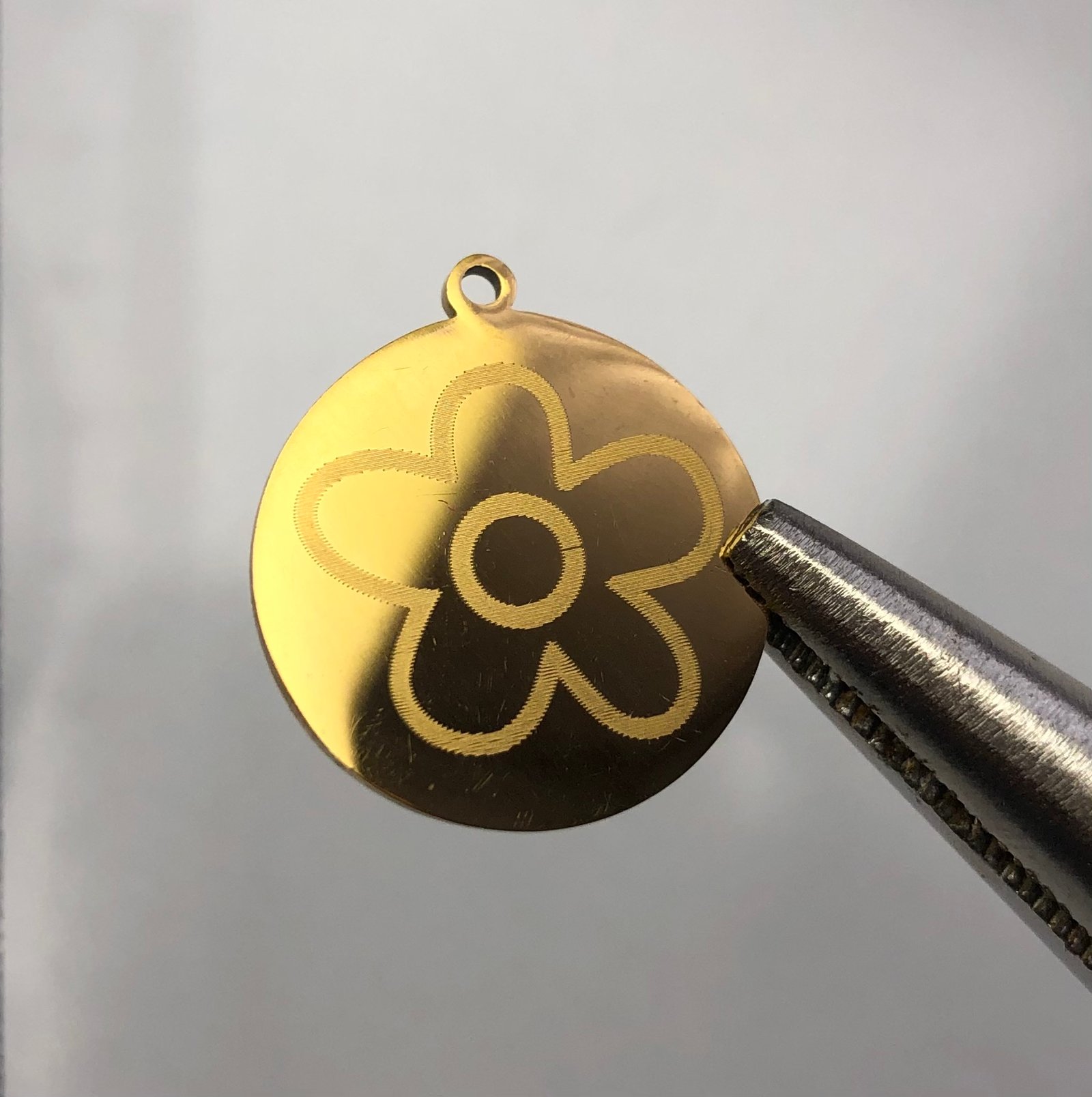 Çiçek desen çelik gold charm