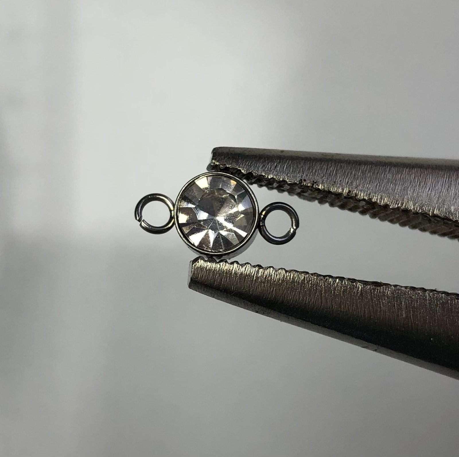 Çift kulplu tektaş charm