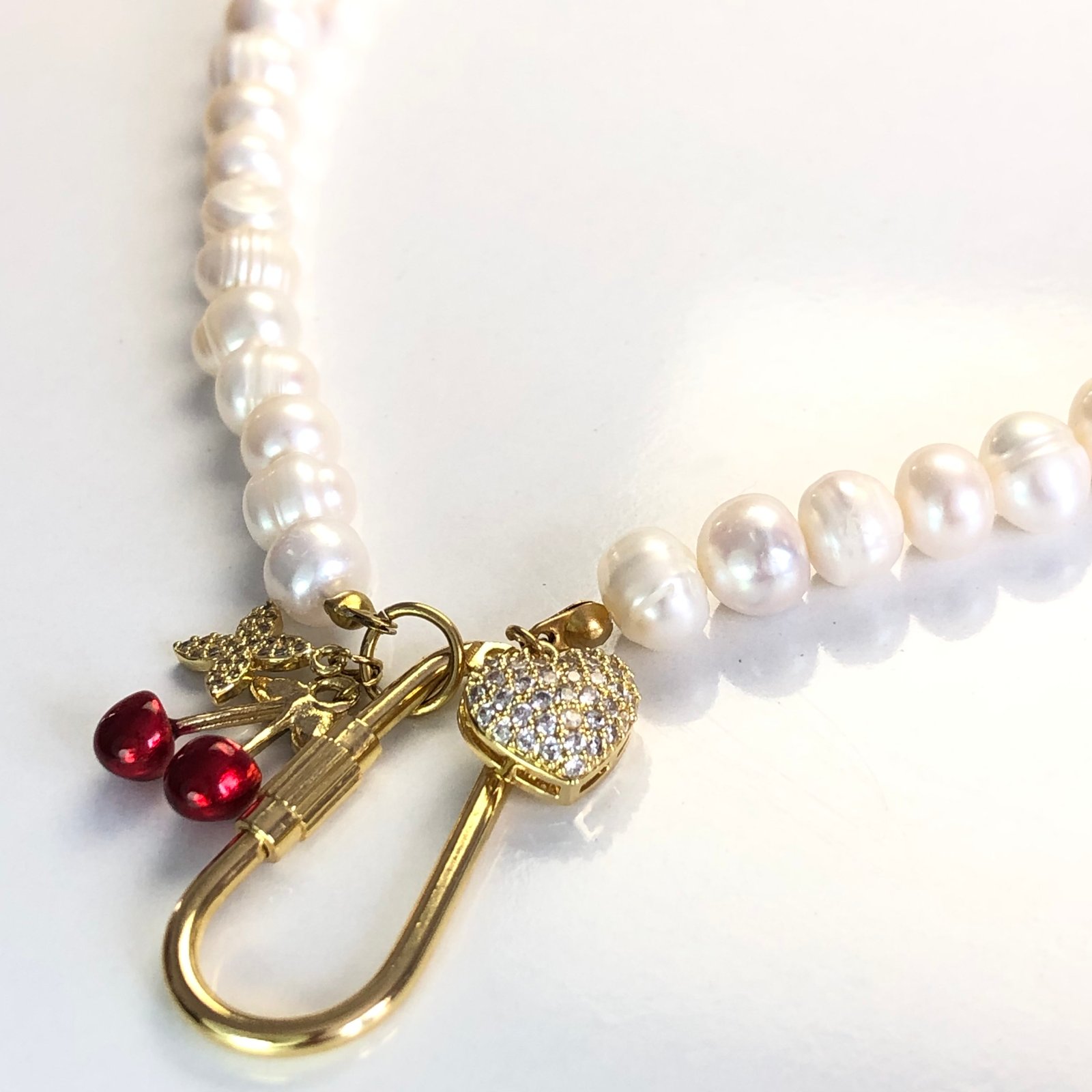 Charmlı Gerçek inci tasarım kolye 